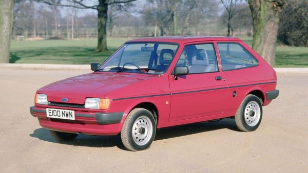 През август 1983 дебютира втората генерация на Fiesta. Тук е въведен иновативен 1.3-литров двигател с полусферична горивна камера, но той не е особено успешен и бързо е заменен от новия 1.4. За пръв път в гамата се появява и дизел. 
С това поколение се появява и модата на специалните моделни варианти: Popular, Popular Plus, L, Ghia, 1.4S, XR2. Това е най-успешната Fiesta - през 1987 във Великобритания, най-големия пазар на модела, са продадени рекордните 150,000 бройки.  
