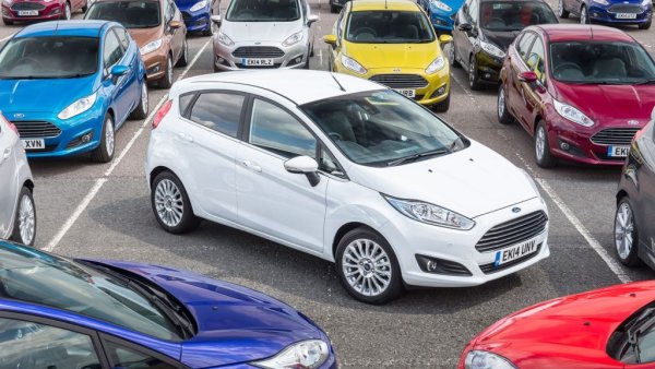 В началото на новия век шефовете на Ford са обзети от фикс-идеята да спрат разработката на отделни модели за Северна Америка, Европа и другите региони, и вместо това да предложат една унифицирана гама за целия свят. Тази концепция, наречена One Ford, е застъпена при разработването на шестата Fiesta. Освен в Кьолн и Валенсия, този автомобил се прави още в Мексико, Бразилия, Китай, Тайланд, Виетнам, Тайван, Индия и в още една Валенсия, но този път във Венесуела. 
С коренно променен дизайн, дело на знаменития Мартин Смит, шестата Fiesta получава и спортна ST версия през 2013. Тя се задвижва от 1.6-литровия EcoBoost турбомотор и развива 182 конски сили максимална мощност. Обявена е за "Кола на годината" от Top Gear. 
