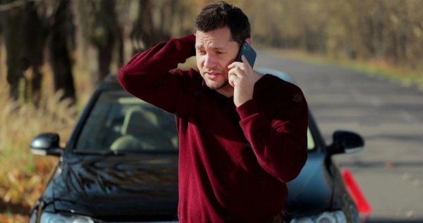 Важно е да знаете точното местоположение на вашия автомобил, за да няма объркване по-късно сред онези, които могат да ви помогнат. Ако е възможно, обърнете внимание на GPS-координатите, като използвате съответно приложение за смартфона си. Ако не можете, опитайте се да разберете името на пътя, по който сте пътували. Ще бъде полезно да запомните и някои особености на околността, за да ги посочите отново на хората, които ви идват на помощ. 