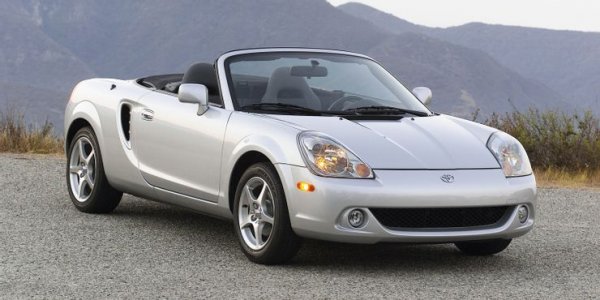 Що се отнася до евтините спортни коли, готови за пистата, мнозина ще изберат Mazda MX-5, но това далеч не е единствената опция. Също толкова достъпна алтернатива със средно разположен двигател е Toyota MR2, като най-добрият избор е третото поколение на модела.

Като типична Toyota това е един много надежден автомобил. Цената му се е повишила с 12% само през последната година, а това означава, че съвсем скоро тя ще се удвои.