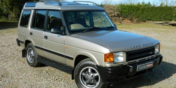 Land Rover Defender обикновено получава цялото внимание, когато става въпрос за по-стари модели на марката. В последно време обаче цените на първото поколение на Discoverie постоянно растат. Моделът се среща все по-рядко на пазара, а когато се появи струва над 15 000 евро.

Discovery е важна част от автомобилната история, тъй като беше един от първите семейно ориентирани SUV и проправи пътя на огромен брой SUV-модели и кросоувъри, които са залели пазара в наши дни. Все повече колекционери оценяват важността му и бързат да се сдобият с него.
