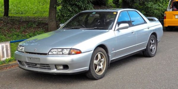 Всъщност, цените на Skyline вече скочиха, като това се усети най-вече при моделите с по-високи спецификации. Останали са и някои автомобили, които все още са сравнително достъпни, като GTS-T е един от тях. Той е по-евтин, защото е с 4 врати и не е много по-мощен от стандартния седан от тази епоха.

В същото време, автомобилът има същия емблематичен външен вид на Skyline и може лесно да бъде модифициран, за да произведе много повече мощност, стига собственикът да поиска. В момента в САЩ току-що внесена кола от модела от Япония се намира за около 8000 долара, което е отлична сделка, тъй като тези цени няма да се запазят още дълго време.