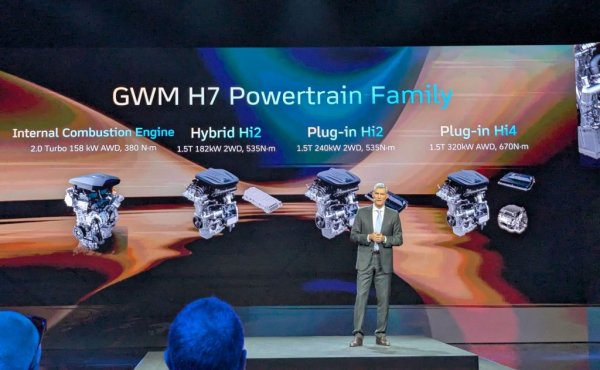 На върха в гамата засега са двата плъг-ин хибрида: PHEV Hi2, с 240 кВт, и PHEV Hi4 със задвижване на четирите колела, 320 кВт мощност и 670 Нм въртящ момент. Тук 1.5-литровият бензинов мотор е комбиниран с два електромотора и батерия с капацитет 33.7 кВтч. Трансмисията е 4-степенна. 
Тази версия може да измине до 129 км само на ток, а батерията може да се зарежда до 85 кВтч - ако не грешим, най-високият показател изобщо в света на плъг-ин хибридите. 

