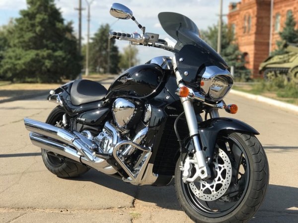 Спортният атлет сред мощните круизери, Intruder представлява друга японска алтернатива на скъпите американски конкуренти.

С мощен 92-киловатов (125 к.с.) двигател с невероятен звук, опростен дизайн, висок полезен товар и стабилност, той често се използва като "магистрален играч". Той е малко бавен и тежък за начинаещи, но в опитни ръце е чудесен за кръстосване и спокойно пътуване в провинцията.