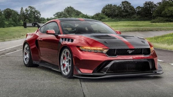 Един поглед към Mustang GTD ще ви каже, че това е сериозно сложна кола. Вентилираните калници и аеродинамичните добавки, които са хидравлично регулируеми отпред и отзад, са визуална подсказка. GTD е многопластова кола откъм сложност. Освен панелите на вратите, цялото тяло и кардана са направени от въглеродни влакна. 

Активната изпускателна система е направена от титан, вероятно защото изглежда готино, когато е нагорещена. 5.2-литровият V8 с компресор на GTD остава отпред, но осемстепенната трансмисия с два съединителя е монтирана отзад, както и чифт топлообменници. 
