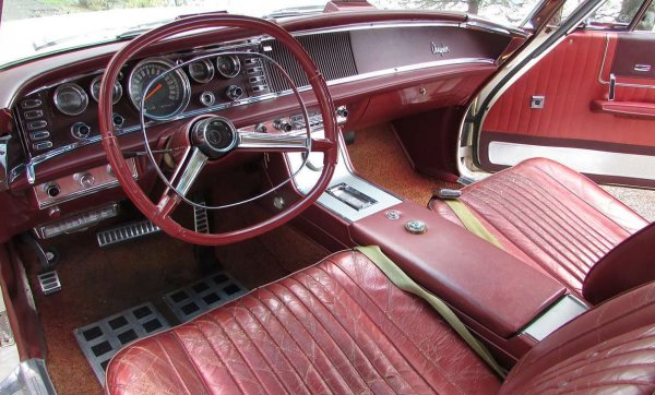 Няколко автомобила претендират за честта първи да са въвели квадратестите волани, но най-ранен от тях е именно този 300J от 1963, проектиран от големия дизайнер Върджил Екснър. Една от рекламите за автомобила гласеше, че формата на волана освобождава повече място за краката на шофьора. Което, като се замислите, е съвсем вярно - но само ако воланът е в изправена позиция и не се върти. Рекламисти...
