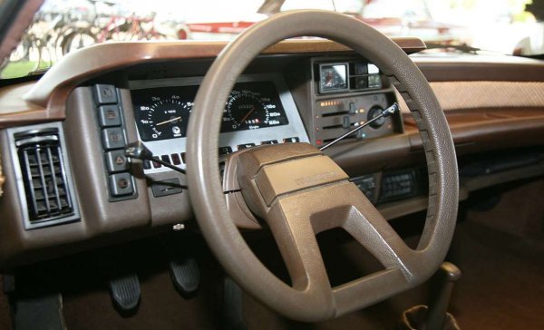 Тази френска кола от зората на 80-те много добре предначертава посоката, в която ще се развива дизайнът в следващите години - като се започне от евтините пластмаси по таблото, и се приключи с А-образния волан, който после се появи в коли като Toyota Supra и Nissan 280 ZX.
