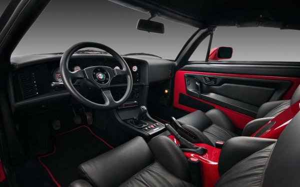 "Толкова грозна, че е чак красива", бе писал един критик за този неконвенционален модел на италианците, нарисуван от Робер Опрон. Агресивната външност на колата обаче бе смекчена от елегантен, хармоничен интериор. Воланът, по проект на Zagato, е едновременно спортен, солиден и луксозен. 
