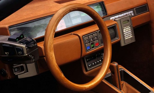 Торинското ателие на Нучо Бертоне се бе специализирало в ефектни концепти с още по-ефектни волани. Но никой от тях не може да се мери с този в Athon. С една спица като онзи в Citroen DS, но изпълнена в същия цвят като тапицираното в кожа табло и на практика неотличима от него - което създава илюзията, че воланът изобщо не е захванат към колата. 
