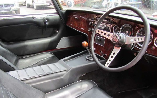 Тук вече няма нищо необичайно: просто един класически състезателен волан от 60-те, разработен от великия Колин Чапман в духа на прочутата му философия "по-малко означава повече". Дървената обшивка и перфорираните спици го правят един от най-стилните волани в историята. 
