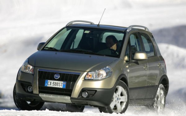 През последните десетилетия италианската компания Lancia преминава през трудни времена и за да печели поне някакви пари, заводите й произвеждат чужди модели със своята си емблема (разбира се, по лиценз). Така през 2005 г. се планира пускането на малък кросоувър на базата на Suzuki SX4. Моделът е наречен Pangea, но така и не влиза в серийно производство. На снимката е Fiat Sedici - още един италиански кросоувър, изграден на базата на Suzuki SX4 през 2005 г.