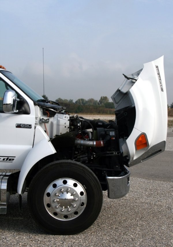 Тежкото купе е захранено от също толкова впечатляващ двигател. Под капака на F-650 е поставен дизелов агрегат с обем 6.7 литра