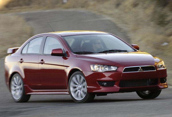 Mitsubishi Lancer, особено деветото поколение (2007-2017 г.), се отличава с висока издръжливост при правилна грижа. Срокът на експлоатация на този автомобил може да надхвърли 400 000 км. Моторите с чугунени блокове са особено надеждни.
