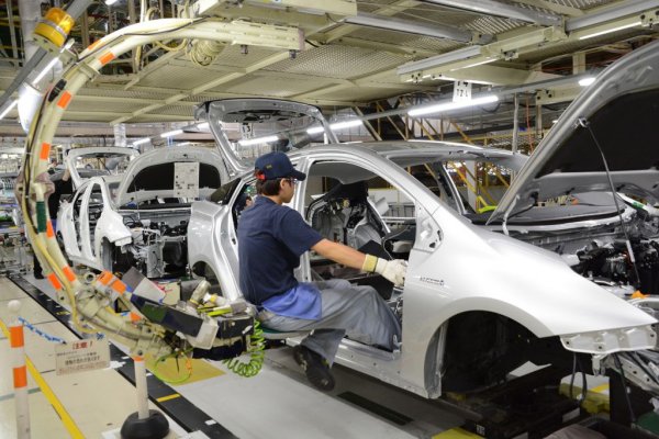 В началото производителите на автомобили от Страната на изгряващото слънце са много далеч от митичното "японско качество" - всъщност първите изнасяни в САЩ модели са толкова некадърно изработени, че когато разглобяват една, инженерите на GM падат от смях. Голямата промяна настъпва, след като Toyota внедрява през 1953 т. нар. TPS (Toyota Production System). Тя се върти около принципа "джидока", което в доста свободен превод от японски означава автоматизиран човек. Идеята е всеки работник да поема максимална отговорност и да разполага със собствен шнур, с който може да спре целия конвейер при съмнение в качеството. Само след 6-7 години този принцип преобразява автомобилите на Toyota, а днес е възприет от почти всички производители по света, макар и в различна степен. 
