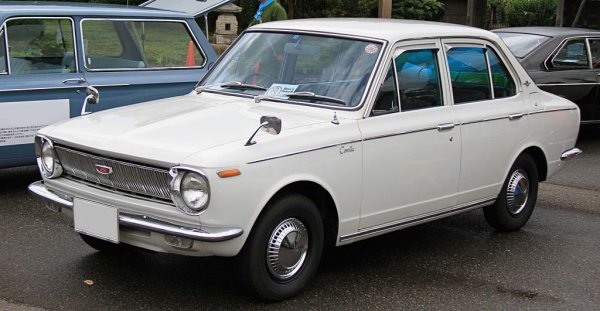 През 1966 Toyota представя новия си компактен семеен модел Corolla - една скромна кола с 1.1-литров двигател, която обаче оттогава е сменила 12 поколения и е продадена в почти 50 милиона екземпляра. Това я прави най-продавания модел в историята, с около 10 милиона бройки аванс пред VW Golf. Corolla съществува във всякакви форми - седан, купе, хечбек, хардтоп, миниван, а наскоро даже се появи и кросоувър. 
