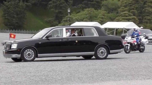 В Япония има няколко премиум марки - от Lexus, Infiniti и Acura до по-слабо популярни като Mitsuoka. Но японският император открай време избира за личния си транспорт автомобил на Toyota - лимузината Century. Сега в обращение е третата му генерация, която под консервативния дизайн е всъщност съвсем модерен автомобил, с хибридно задвижване (електромотор и 5-литров V8) и 431 конски сили мощност. Toyota никога не е предлагала Century на външни пазари - тя е предназначена единствено за Япония. 
