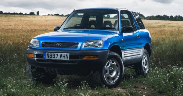 Можем безкрайно да спорим кой е първият кросоувър модел в историята - претенции за това имат американски модели на AMC и Ford, руската Лада Нива и Nissan Qashqai. Последният автомобил действително въведе актуалната мода на кросоувъра, предназначен предимно за градско ползване. Но почти две десетилетия преди него се появи Toyota RAV4 - първият офроудър с пътното поведение на нормален автомобил. 
