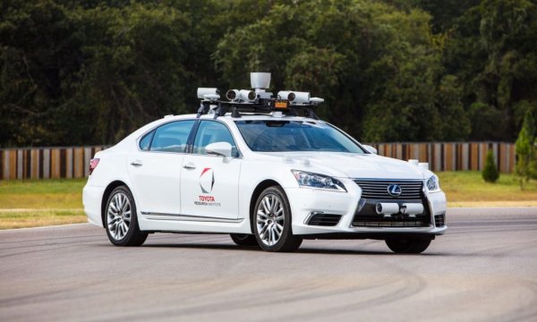 Фактът, че Toyota вече няколко десетилетия се задържа на върха, е свързан и със сериозната развойна дейност. В нормална година компанията влага в изследвания около 1 милион долара на час. В момента Toyota държи над хиляда глобални патента. 
