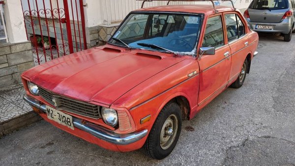 Едно проучване отпреди няколко години показа, че изумителните 80% от всички автомобили на Toyota на 20-годишна възраст са все още в движение. На снимката е един горд представител на втората генерация на Corolla от 1974, когото засекохме в движение в град Кукуш тази зима. 
