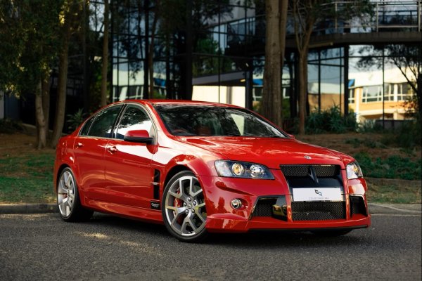 Името на модела говори само за себе си. Буквата "W" (Walkinshaw) отдава почит на Том Уокиншоу, роденият в Шотландия бивш автомобилен пилот (умира от рак през 2010 година) и основател на Holden Special Vehicles. Числата 427 са работният обем на "осмака" в кубически инчове. Двигателят развива 510 к.с. и 640 Нм.

Разбира се, това не е единственото нещо, с което австралийският модел може да се похвали. Той има спортно шаси с адаптивни амортисьори Magnetic Ride Control, мощни спирачки с предни шестбутални апарати, спортна изпускателна система и диференциал с ограничено приплъзване. Автомобили като HSV W427 може да не се произвеждат масово, но този е много по-рядък, отколкото си мислите - произведени са само 140 бройки.
