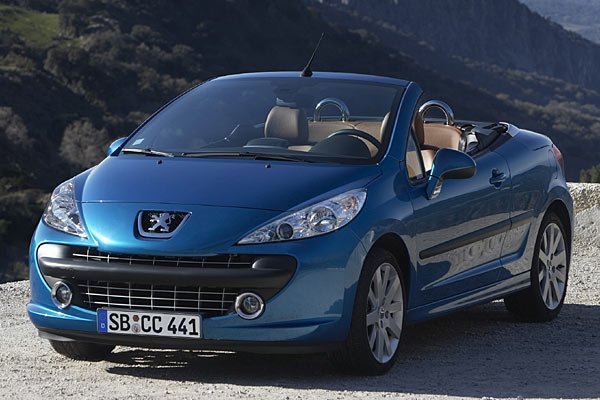 Peugeot 206 CC (тази година ще се появи наследник 207 CC) с дизелови и бензинови мотори от 109 до 150 к.с. и цени от около 19000 евро. 