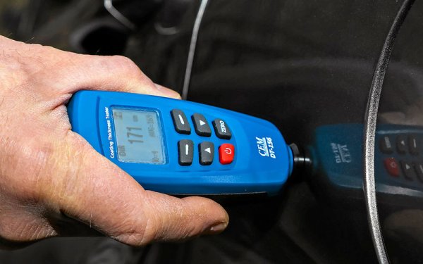 Един употребяван автомобил на повече от 10 години неизбежно има тук-там драскотинки и захабявания по лаковото покритие. Ако не ги забележите, явно колата е пребоядисвана. Възможно е също ново покритие да са получили отделни панели, повредени при удар. Продавачът рядко ще признае доброволно, че колата е катастрофирала. Но можете лесно да го установите и сами с дебеломер, който показва дебелината на лаковото покритие - в допълнително боядисваните зони то е чувствително по-плътно. А и почти никога бояджиите не могат да постигнат равномерността на заводското боядисване. Дебеломер може да се купи дори онлайн за петдесетина лева, а ако не ви се дават, намерете назаем или вземете под наем. 
Ако една кола е претърпяла удар, това не я прави автоматично негодна. Но трябва да сте сигурни, че ремонтът е направен професионално, а не само за замазване на очи. Ако няма сервизни документи за изпълнението му, по-добре пропуснете. 
