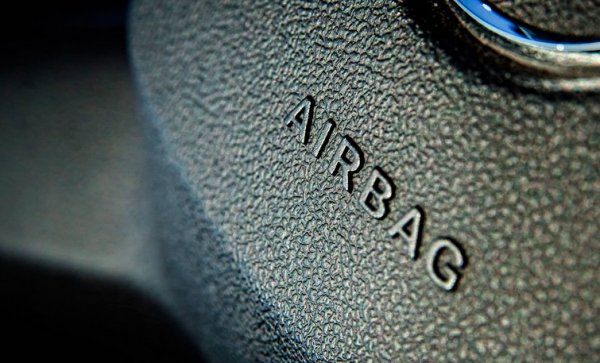 При "тоталните щети", внесени и съживени в някой български гараж, рядко майсторите си правят труда да подменят въздушните възглавници. Това не само прави автомобилите опасни, но и ви дава шанс сравнително лесно да установите скриваната от продавача злополука. Огледайте внимателно панелите, под които би трябвало да има въздушни възглавници - ако забележите драскотини, или разлика в цвета и състоянието на пластмасата спрямо съседни панели, това е красноречив признак. На много по-модерни автомобили на плюсовата клема на акумулатора се монтира и пиропатрон, който да прекъсне захранването при авария и да предотврати пожари. Липсата му подсказва ясно за катастрофа в миналото.

