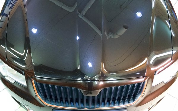 Дори и при автомобил, който не е пребоядисван, търговецът може да се опита да прикрие драскотините и следите от износване, за да изглежда колата по-нова. Колкото по-излъскана изглежда, толкова по-подозрителни трябва да бъдете. В самото полиране няма нищо лошо - но можете да го направите и сами, след като го купите. 
