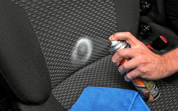 Интериорният еквивалент на полирането. Съвременната битова химия може да направи чудеса (макар и временно) със състоянието на тапицериите, кожата, таблото. Но това само прикрива проблеми. Нормално е автомобилът да е чист, за да изглежда привлекателно. Но ако в него са вложени химикали за стотина лева, това е вече съмнително. 
