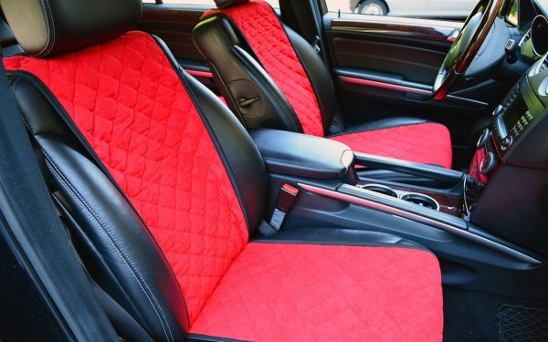 Най-сигурните белези какъв е реалният пробег и колко жестоко е експлоатиран автомобилът, са състоянието на волана, на шофьорската седалка и на педалите. Последните често се подменят, а воланът се тапицира или поне покрива с калъф. Обличането на седалките с калъфи означава, че дори химическата мощ на автомивката е била безсилна. Не се занимавайте с такива автомобили.
