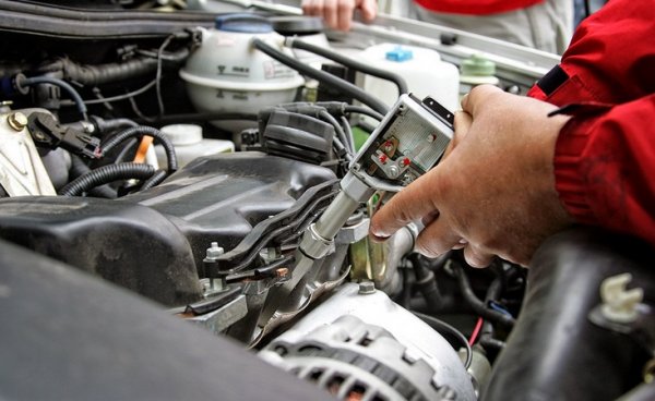 Любим метод на търговците е да налеят по-гъсто от необходимото масло, както и различни добавки, за да прикрият временно неравномерна работа и шумове от двигателя. По същата причина се случва те да подгреят предварително мотора, преди да ви покажат колата. Не е лошо да провери с ръка дали случаят е такъв. Един студен старт на двигателя ще ви каже много за проблемите му. За съжаление няма лесен начин да разберете дали са използвани добавки. 
