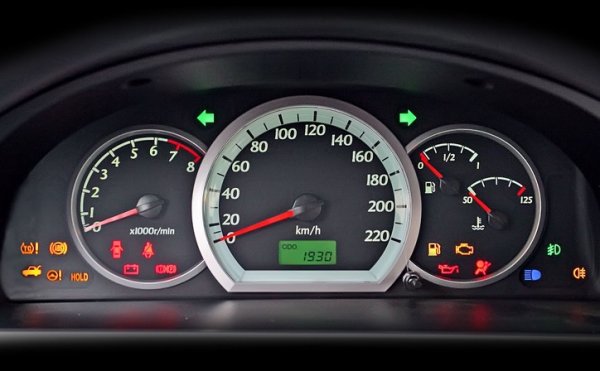 Това също е сравнително често явление: автомобилът има сериозен проблем (примерно с ABS, ЕSP или електронното управление на двигателя), но вносителят не може или не желае да инвестира в оправянето му. Най-простият подход е да се откачи сигналната лампичка, която иначе би светела постоянно. Когато завъртите ключа, всички контролни лампи трябва да светнат за миг и после да угаснат. Ако някоя не светне, значи е разкачена. Тогава при всички случаи закарайте автомобила на диагностика. 
