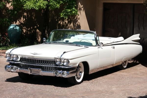 В края на 50-те години на миналия век САЩ е на вълна космически изследвания и това довежда до раждането на т. нар. "космически дизайн" – изобилие от плавни и сложни повърхности върху колите, като това е комбинирано с огромни количества хром. Най-много на това залагат в Cadillac, и моделът Eldorado от 1959 и 1960 г. се превръща в класика.
Дължината му превишава 5,7 метра. Под капака е поставен 6,4-литров V8 с мощност 325 к.с., който се съчетава с 4-степенна автоматична скоростна кутия. Самият Eldorado се позиционира като автомобил за богатите и затова разполага с всичко необходимо за дълго и удобно пътуване – климатик, круиз-контрол, фарове срещу мъгла, електрически стъкла и други небивали глезотии за онази епоха. 
