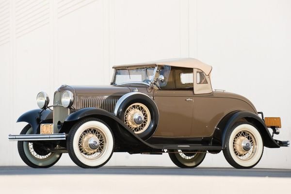 На фона на другите култови коли на Ford компактният Model 18 почти не се забелязва, но пък именно той е автомобилът, който масово въвежда V8 двигателите. Да, първият масов автомобил с V8 мотор в САЩ е именно Ford Model 18, чието производство стартира през 1932 г.
През първата година на производство мощността на агрегата е 65 к.с., а година по-късно след поставянето на по-производителен карбуратор тя достига 75 к.с. Машината се произвежда до 1934 г., като в наши дни са запазени много малко оригинални бройки от нея.
