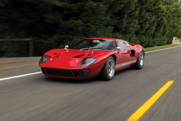 Романтичната история около създаването на Ford GT40 е известна на всеки любител на автомобилите. Тази кола е родена, за да уязви Енцо Ферари и да спечели „24 часа на Льо Ман”. Макар и не от първия път, американците постигат целите си, а GT40 всява страх у конкурентите, като доминира 4 поредни години в легендарното състезание – от 1966 до 1969.
Името GT40 е дадено на автомобила благодарение на абревиатурата „гран туризмо”, както и заради височината на машината (40 инча – около 1,03 метра). Като концепция GT40 представлява съюз между американската и британската школи в автомобилостроенето – мощен V8 мотор и леко шаси със сложна (английска) изработка. 
