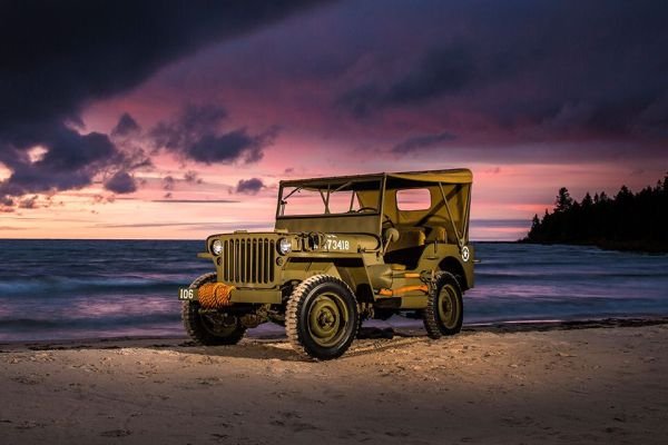 Един от автомобилите със сериозен принос за спечелването на Втората световна война е именно Willys MB. Той представлява лек всъдеход с разузнавателни функции, проектиран и построен за кратко време. От 1942 до 1945 г. са произведени близо 700 000 такива машини.
Задвижването идва от 4-цилинндрови двигатели с мощност 60 к.с. и 3-степенна скоростна кутия. Теглото е около 1,2 тона (с цялото оборудване), а максималната скорост – 105 км/ч. Голяма част от оригиналните Willys са живи и до ден-днешен.
