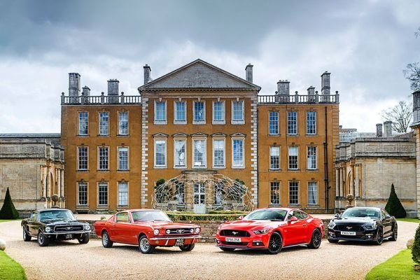 Ако се проведе анкета за най-известния американски автомобил в историята, почти сигурно победител в нея ще бъде Mustang. Достъпният като цена спортен модел се появява през 60-те години на миналия век, за да се превърне в култова кола, завладяла сърцата на милиони хора не само в Америка, но и в цял свят.
Настоящото поколение на модела е първото, което се предлага извън пределите на САЩ. Това донакъде намали очарованието на този автомобил (европейската му версия е с 2,3-литров мотор с 4 цилиндъра). За разлика от редица други коли от тази категория обаче Mustang се произвежда без прекъсване вече повече от 50 години, което също помага за култовия му статус.
