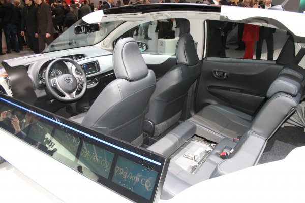 Женева 2012 / Toyota Yaris Hybrid