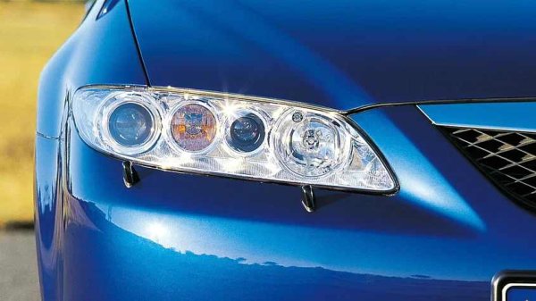 Каросерията на първото поколение е една от слабите страни на модела. Въпреки частичното поцинковане и защитата отдолу, повечето панели на каросерията са уязвими към корозия. Долните ръбове на вратите и праговете страдат особено, а с възрастта задните арки колесни неизбежно започват да ръждясват. Предният капак, предните колесни арки и капакът на багажника са по-малко податливи на корозия.

Какво да се направи

Редовното миене през зимата и антикорозионната обработка на всеки 2-3 години са задължителни. Важно е да се следи за драскотини, особено по задните колесни арки и прагове, като петната от ръжда се се поправят и отстраняват навреме. Препоръчително е допълнително да се обработва дъното и скритите кухини. Добри резултати се постигат чрез монтиране на калници.
