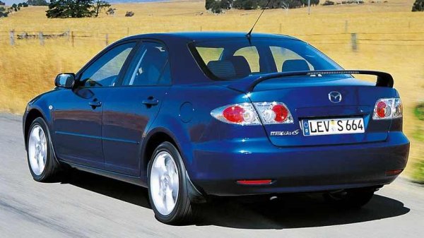 Бензиновите двигатели при първото поколение се считат за надеждни и могат да изминат до 300 000 км преди основен ремонт. След 120 000 км обаче са възможни неизправности в двигателя. Появяват се вибрации, губи се мощност, светва грешката Check Engine и в паметта се записват кодове за пропуски при стартирането.

Какво да се направи

Причините са повреда на запалителните бобини или износване на високоволтовите проводници. Освен това, след 80 000-100 000 км, поради свиване гарнитурата на капака на клапаните, масло може да попадне в гнездата на свещите, причинявайки късо съединение и прекъсвания.

На всеки 60 000-80 000 км е препоръчително да се проверяват бобините, проводниците и състоянието на гнездата на свещите. Ако има масло, гарнитурата на капака на клапаните трябва да се смени. Редовният монтаж на нови свещи с правилната хлабина намалява риска от повторно възникване на проблема.
