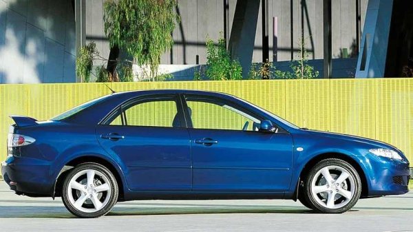 2.3-литровият двигател с атмосферно пълнене може да започне да консумира повече масло след 120 000-150 000 км. Проблемът най-често възниква при активно шофиране на високи обороти. Двигателят започва да харчи литър масло на 1000 км. В същото време мощността се влошава, а в крайни случаи се получава детонация и индикаторът за налягане на маслото светва. Буталната и мотовилкова група страдат поради недостиг на масло.

Какво да се направи

Основната причина за разхода на масло е износването на маслените пръстени и увеличеното натоварване на двигателя. За профилактика е важно маслото да се сменя стриктно на всеки 7-8 хиляди километра и да не се злоупотребява с рязко ускорение при високи скорости. След 100 000 км се препоръчва редовно да се проверява нивото на маслото и да се прави ендоскопия на цилиндрите. При по-напреднали случаи помага само основен ремонт със смяна на бутала и пръстени.
