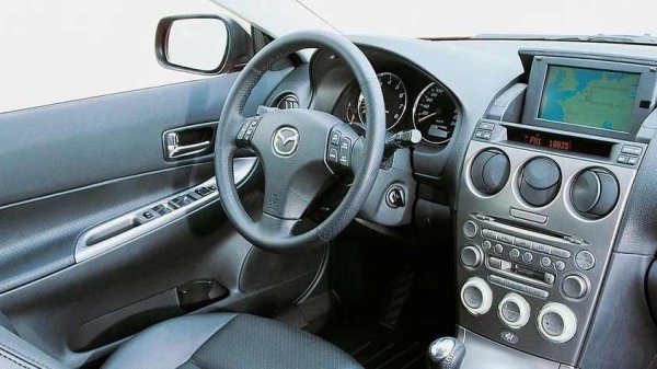 Шестстепенната ръчна скоростна кутия, която се монтира след рестайлинга в тандем с двигателите 2.0 и 2.3, като цяло е надеждна и е проектирана за над 250 000 км. При 2.3-литровия двигател обаче, проблемът възниква след 120 000–160 000 км. Зацепването на предавките се влошава, особено на трета, и се появяват вибрации при превключване.

Какво да се направи

Това са признаци на износване на синхронизаторите, предимно на трета предавка. Причината е голямото натоварване на трансмисията поради агресивен стил на шофиране, както и стареенето на трансмисионното масло. За профилактика се препоръчва смяна на маслото на всеки 60 000 км и избягване на резки превключвания при висока скорост.

При първите признаци на трудно включване на предавките си струва да се проведе диагностика - на ранен етап е възможен частичен ремонт, в противен случай ще е необходима смяна на синхронизаторите.
