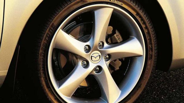 Предното окачване на първото поколение е с три носача от всяка страна. Дизайнът осигурява добра управляемост, но е по-лош по надеждност от по-простите конструкции. На практика ресурсът на повечето маншони и шарнири ограничен до 100 000 км. След 60 000 км лагерите на главините често започват да вият.

Какво да се направи

Причината за ускореното износване е лошата защита на шарнирите от влага и замърсявания, както и голямото натоварване на окачването по време на активно шофиране или експлоатация по лоши пътища. За да се удължи животът, се препоръчва редовна проверка на окачването, да се следи състоянието на маншоните и да се проверява луфтът при всяко техническо обслужване. При смяна на носачите е по-добре да се използват висококачествени аналози. Препоръчително е лагерите да се сменят веднага, когато се появи виене.
