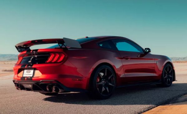 Както винаги, има няколко големи „но“. Първо, загубите при предаване с преселективен седемстепенен „робот“ с два съединителя не са напълно ясни, тъй като се срещат по-рядко. Също така измерваниято могат да бъдат повлияние от атмосферните условия. Не е изключено също във Ford да са подценили GT500.