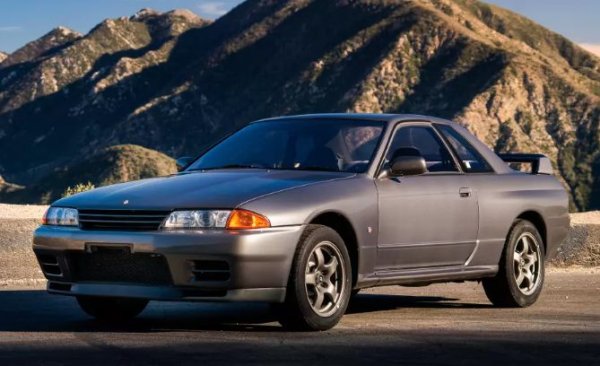 В края на 80-те години японците, като част от джентълменско споразумение, ограничиха потенциала на колите за JDM (японския вътрешен пазар) на около 280 к.с. Броят на смъртните случаи по пътищата расте и съзнателното ограничаване се смята за правилно решение. През 2004 г. Honda беше една от първите, които нарушиха правилото с пускането на новия Legend с 300 к.с. Символично е, че по същото време бившият председател на JAMA (Японската асоциация на производителите на автомобили) Итару Коеда се появи пред пресата, за да каже истината - не е открита връзка между скоростта и смъртните случаи на пътя. Коеда призова за прекратяване на джентълменското споразумение.

И до днес обаче се носят слухове, че споразумението е спазено само на хартия, но в действителност двигателите са забележимо по-мощни. Това не е лишено от логика. През 2015 г. популярният американски блогър Дъг ДеМуро закарва своя Skyline GT-R от 1989 г. (поколение R32) с 4WD до дино-стенд за измерване.