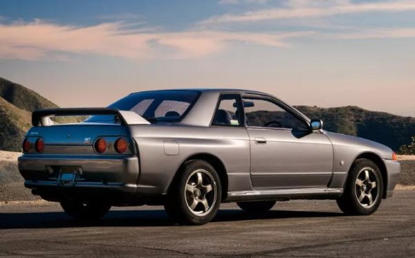 „Преди да преминем към числата, няколко думи за динамометрите. Те вземат измервания от колелата. Обявената стойност е от маховика на двигателя. Това е важно разграничение, тъй като мощността на колелата обикновено е с около 15% по-малка от мощността на маховика. Така че, ако Skyline има 280 к.с., тогава трябва да има около 238 к.с. на колелата. Не вярвах много в „подценената мощност“ и взех предвид възрастта на спортната кола и затова предположих, че ще покаже 240 к.с. Но всъщност излязоха 285 к.с.“, разказва ДеМуро.