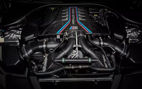 Между другото, не всичко е наред и с базовата M5 (600 к.с.). YouTube каналът-IND Distribution постави седана на дино-стенд, който показа 635 к.с. Дори загубата на мощност да е 10%, това пак означава, че M5 (F90) разполага с около 700 к.с.