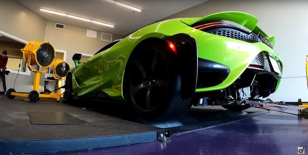 Американският YouTube-канал DragTimes провери как се справя 765LT в действителност. Когато показанията светнаха на монитора, присъстващите ахнаха - 781 к.с.! Между другото, това не изглежда като случайност или грешка, защото екипът на Hennessey Performance има подобни резултати - 758-791 к.с. в зависимост от вида на горивото. 