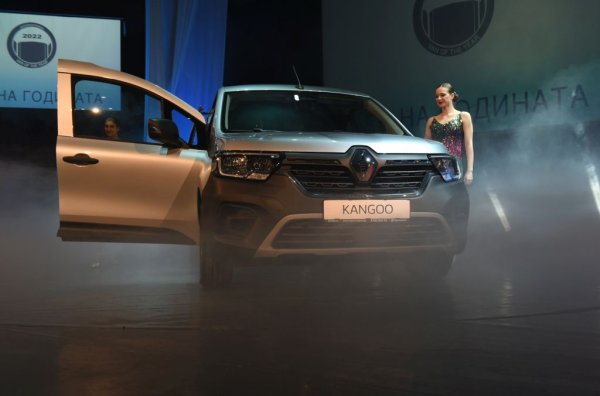 Дългогодишната традиция големите производители да спестяват разходи и да разработват съвместно автомобили в лекотоварния сегмент означава, че и често наградата в конкурса Ван на годината се поделя между няколко родствени модела. Тази година не е изключение: отличието бе поделено между Renault Kangoo и Mercedes-Benz Citan.