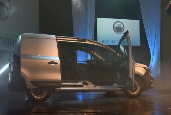 Двата автомобила не само са построени на една и съща платформа (новата CMF-CD, разработена от алианса Renault-Nissan), но се произвеждат и в една и съща фабрика - тази на Renault в Мьобеж, Северна Франция. 
Това обаче далеч не ги прави идентични. Германците са направили Citan с доста промени в интериора и с други настройки на окачването. Kangoo се отличава със собствени решения за складиране на багаж и с премахването (като опция) на централната колона за създаване на най-широкия отвор за товарене в класа. 
